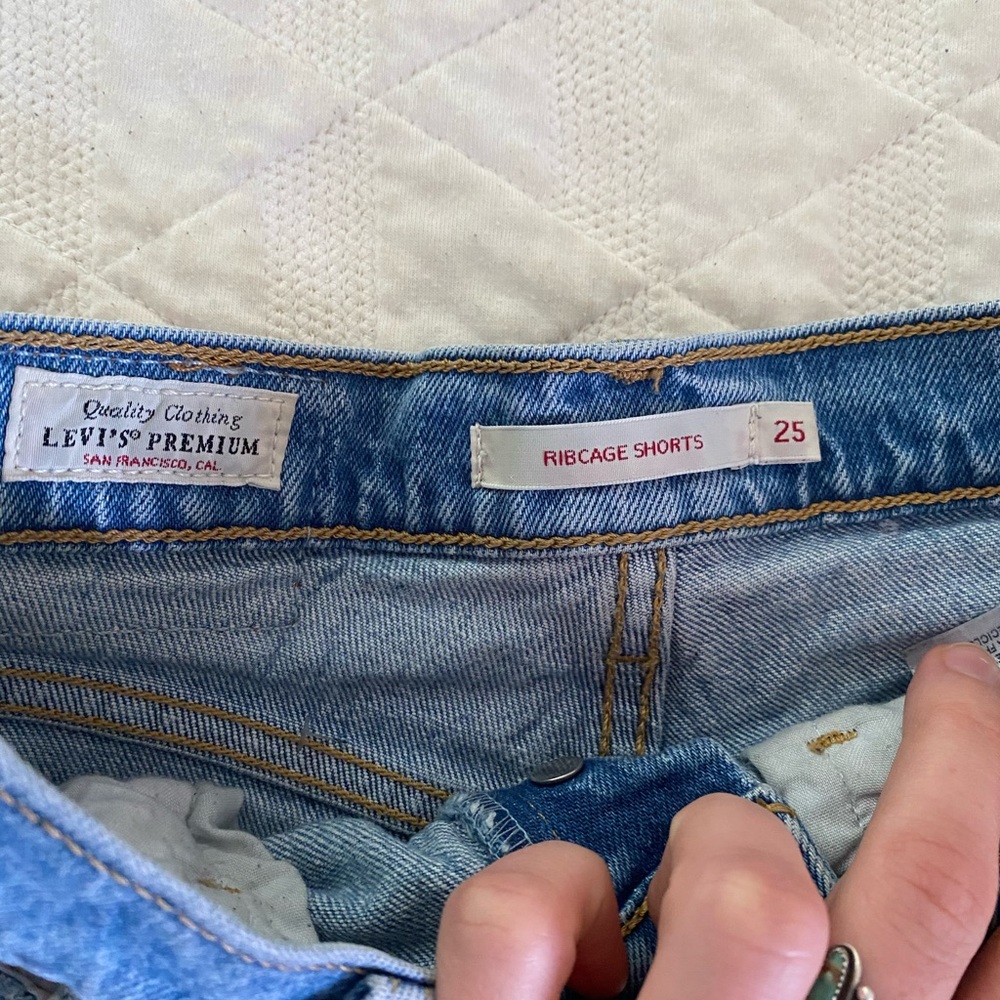 Levi’s Ribcage Shorts - Picture 3 of 4